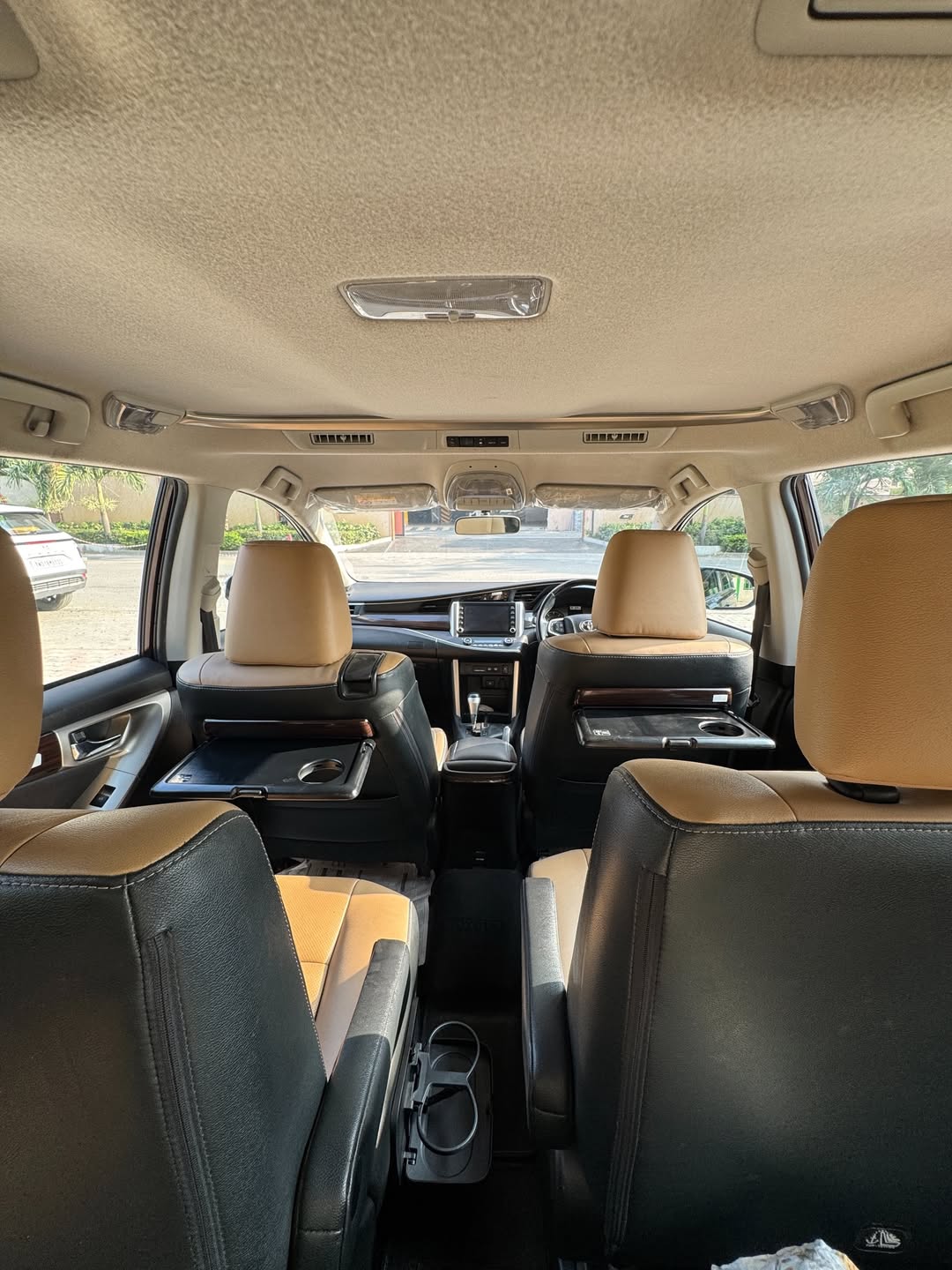 
								Toyota Innova Crysta full									